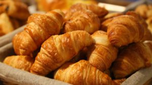 Croissants im Korb